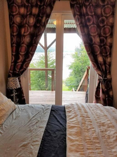Oceanfront Apartment w/ water access, Juneau