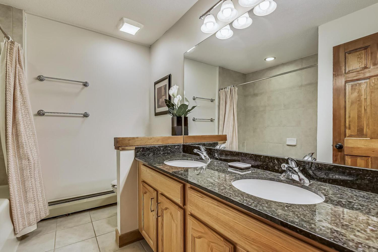 Bathroom 4, Sunrise Timberline K2, Rutland