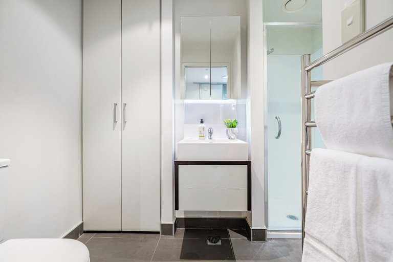 Bathroom, Sleek central stay with balcony by Zodiak Stays, Waitakere