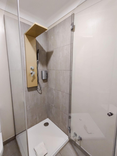 Bathroom 4, Salty Swell, Porto