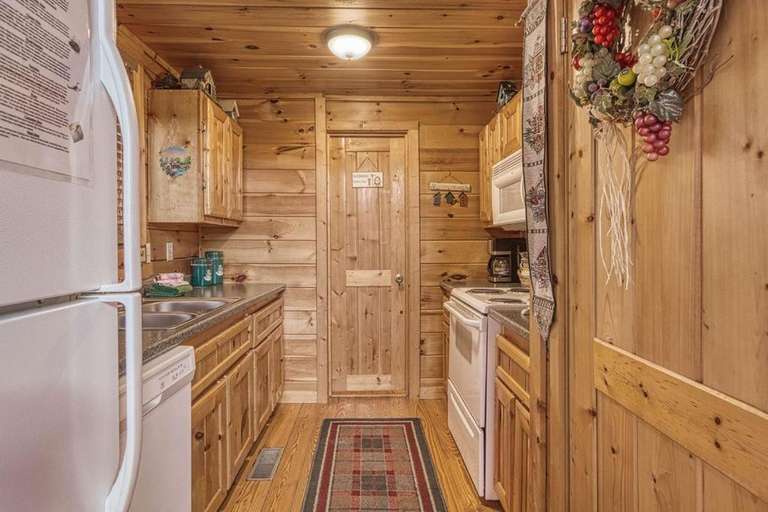 Others 4, Cub Crossing, Free Attraction Tickets, Hot Tub, Pool Table, WIFI!!!, Sevier