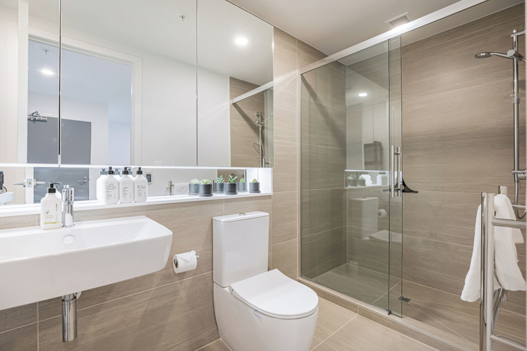 Bathroom 3, Modern Bright Central Apartment by Zodiak Stays, Waitakere