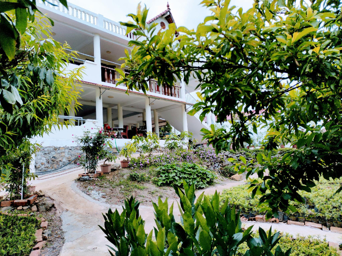 Exterior 10