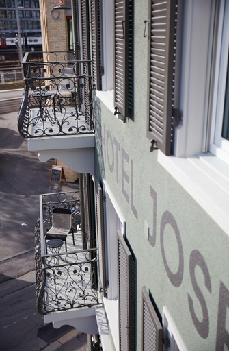 Exterior & Views 17