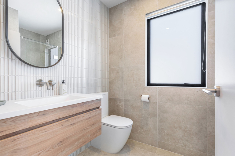 Bathroom, Modern 2BR Townhouse in Mission Bay, Waitakere