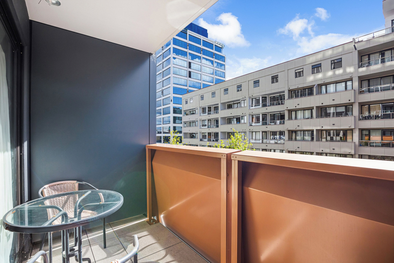 Others 4, Sleek central stay with balcony by Zodiak Stays, Waitakere