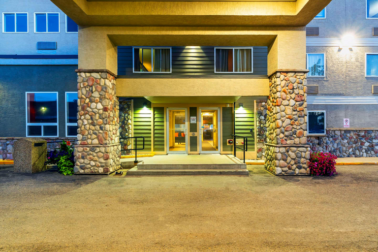 Exterior & Views