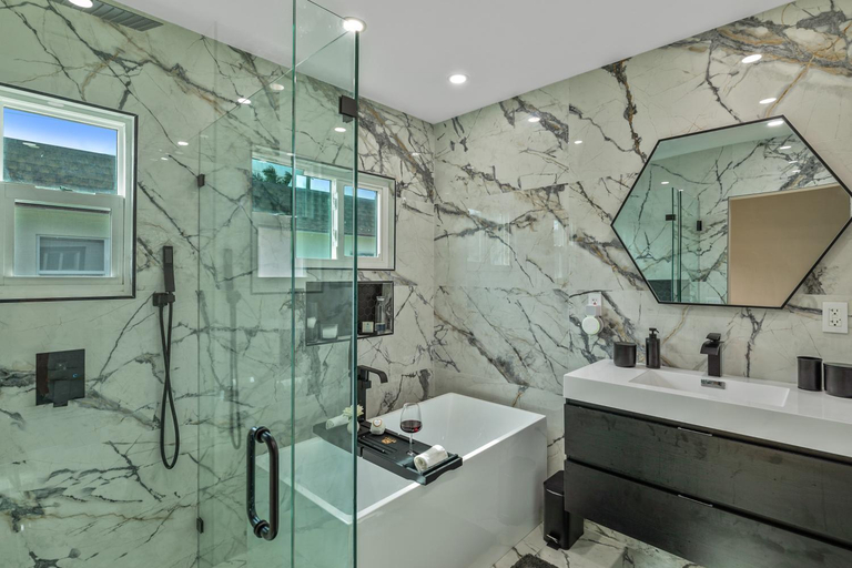 5, Historic Waterfront estate With Yard & Modern Kitchen, Palm Beach