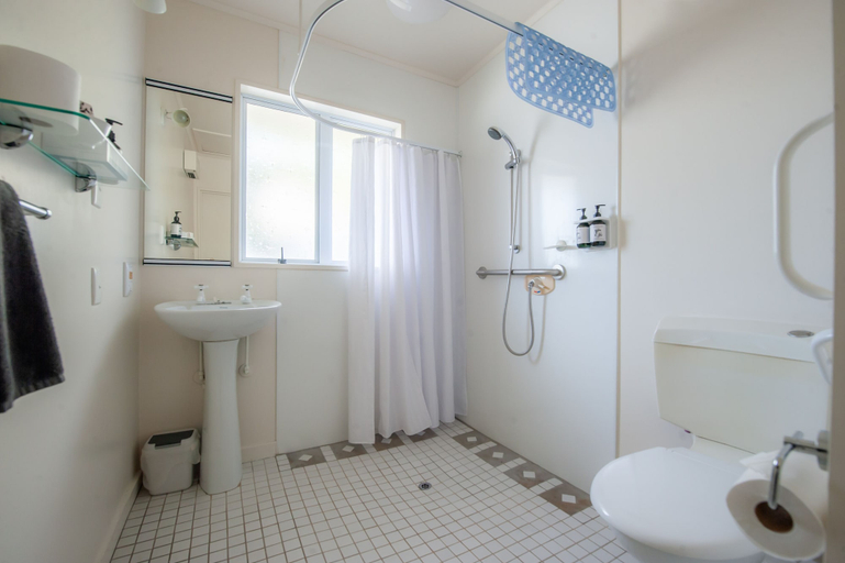 Bathroom 3, Lake Dunstan Motel, Central Otago