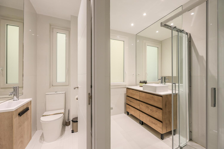 Bathroom 2, AmazINN Collection Madrid Embajadores, Madrid