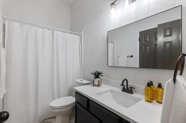 Bathroom 3, The Bonnie - 5 Bed Near Everything, Williamson