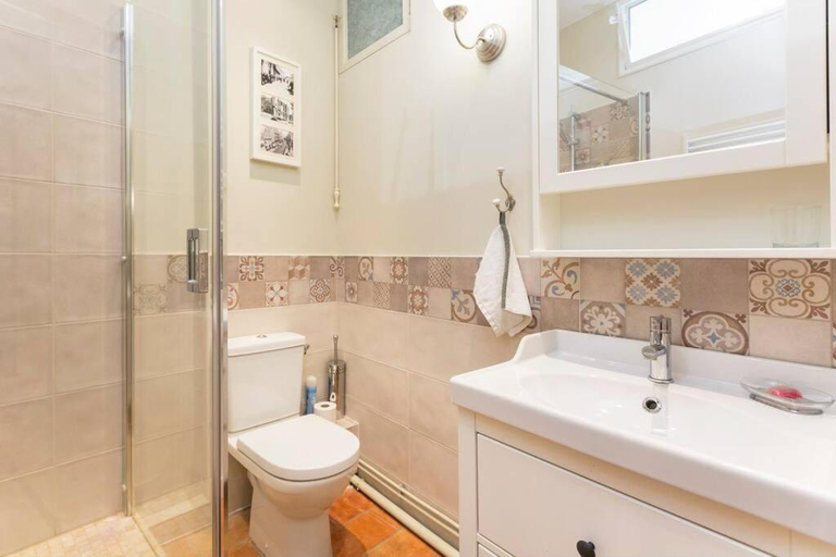 Bathroom, Typical 18th century flat, historical center, Vaucluse
