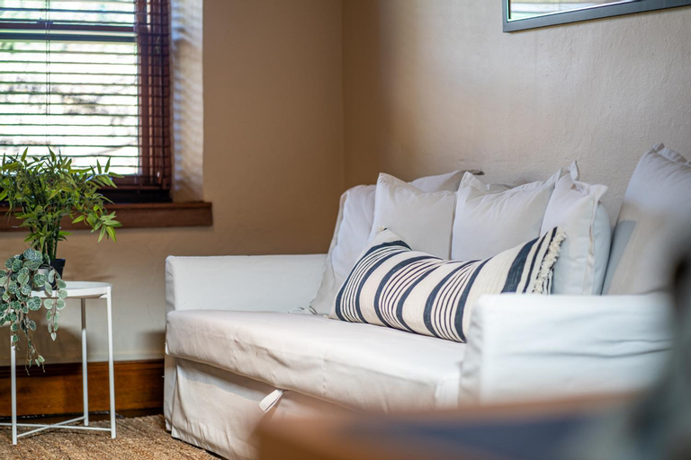 Bedroom 2, Secret Garden - Luxury Cottage - Giant 85inch TV, Adelaide