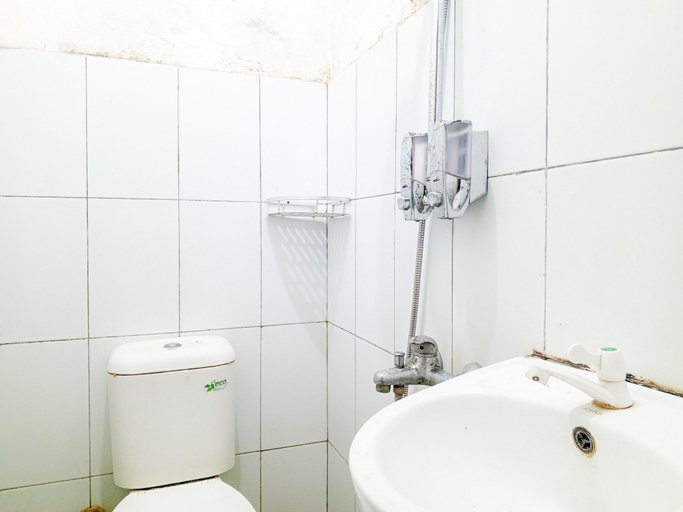 Bathroom 3, King Puntodewo Guesthouse RedPartner, Bantul