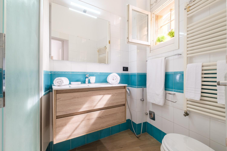 Bathroom 5, Residence dell'Abbadia by Studio Vita, Bologna