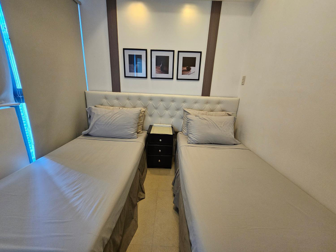 Others 5, Spacious Studios, Mandaluyong