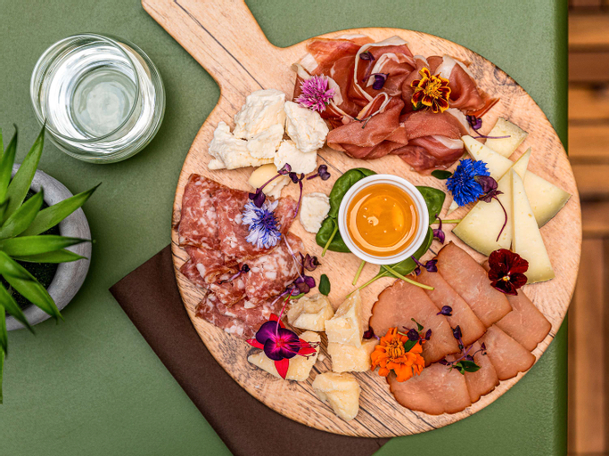 Food & Drinks 9