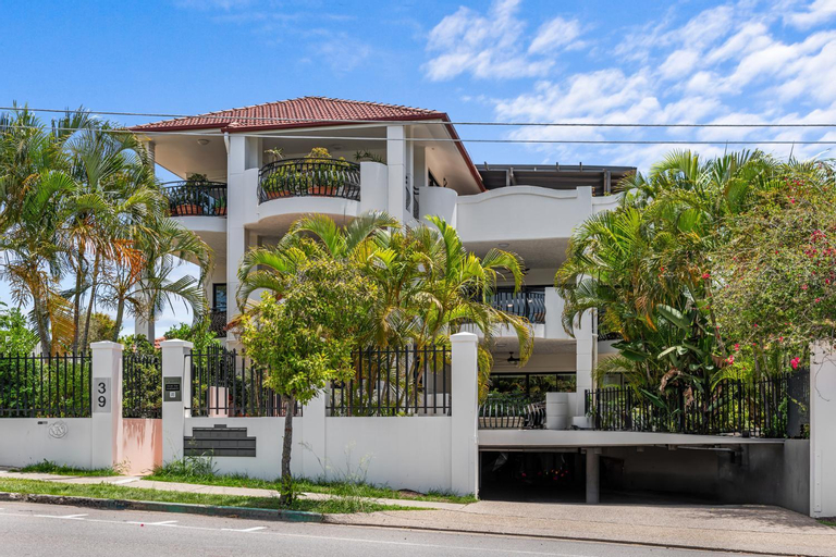 Luxury 2-Bed Penthouse with Private Rooftop, South Brisbane