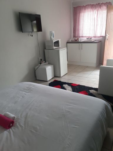 Others 5, Ruros Guest House, Ekurhuleni