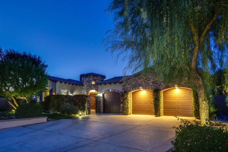 Clubhouse - Modern Villa w Pool, Fire Pit & Putting Green, Riverside