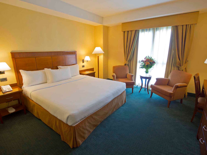 Bedroom 3, Mercure Rome Leonardo da Vinci Airport, Rome