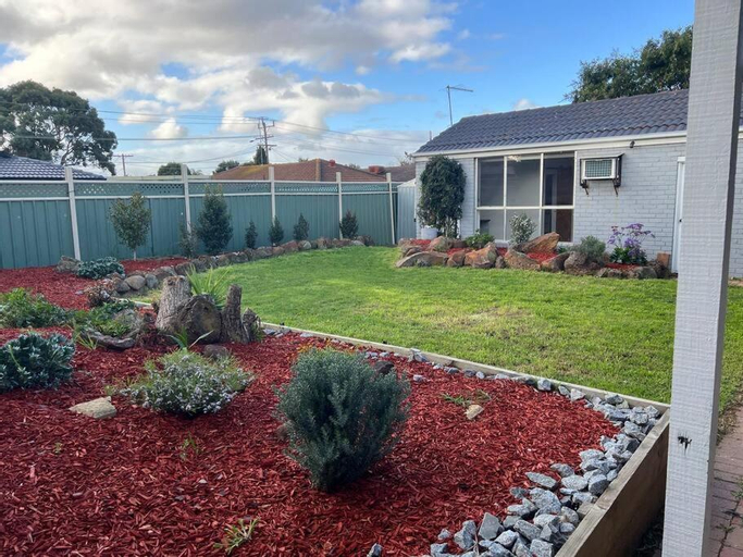 Others 5, Yours 3 bedrooms house - Granny Flat Close to Park, Wyndham - West