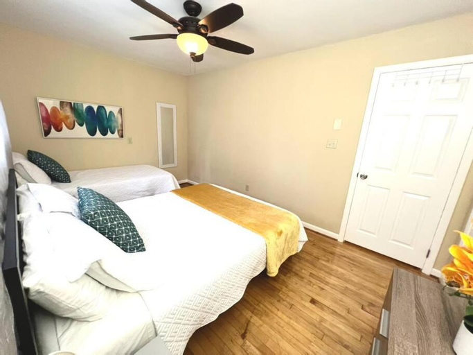 *Comfortable Townhome * King Beds * Long Term*, Wake