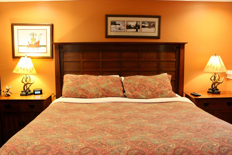 Bedroom 1, Condo 7 Slopeside With Private Sauna and Hot Tub, Rutland