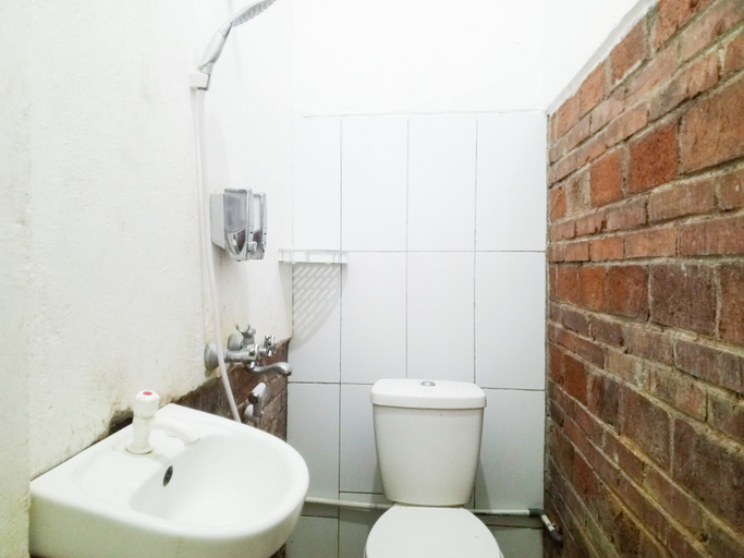 Bathroom 3, King Puntodewo Guesthouse RedPartner, Bantul