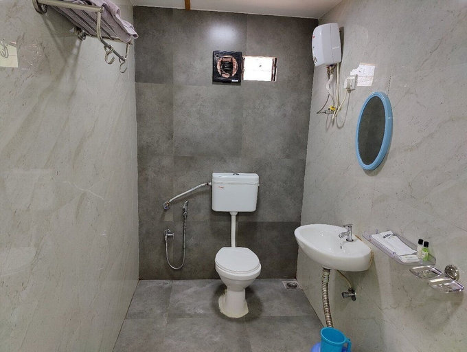 Bathroom, The Nihal Resort, Satara