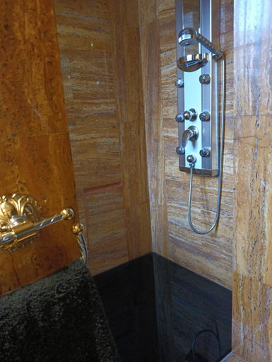 Shower 4, H1-Habitacion sublime cama doble luminosa A/C WIFI, Madrid