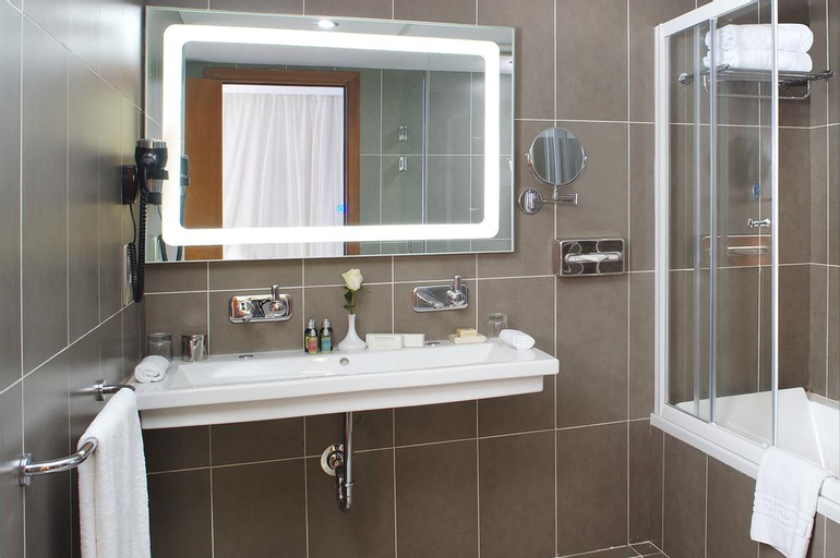 Bathroom 12