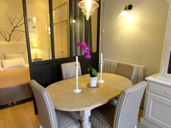 Others 4, Typical 18th century flat, historical center, Vaucluse