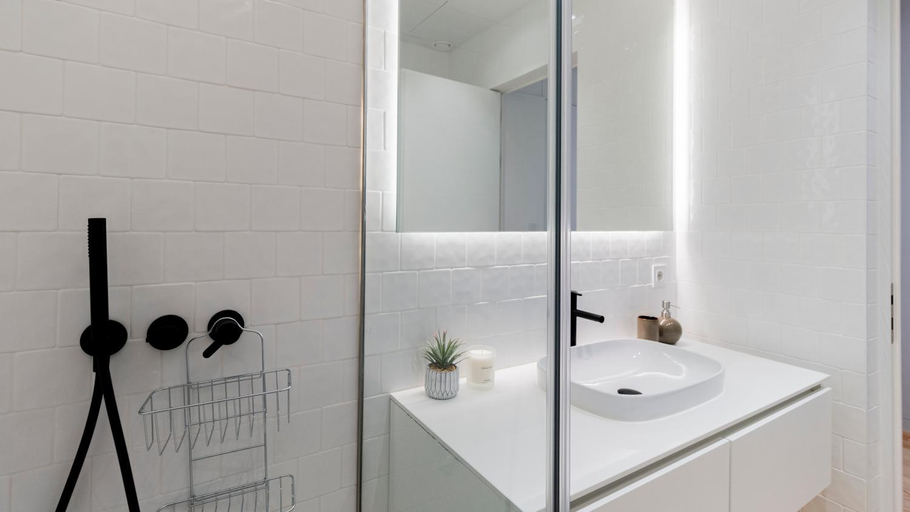 Bathroom 3, Almada 551 by LovelyStay, Porto