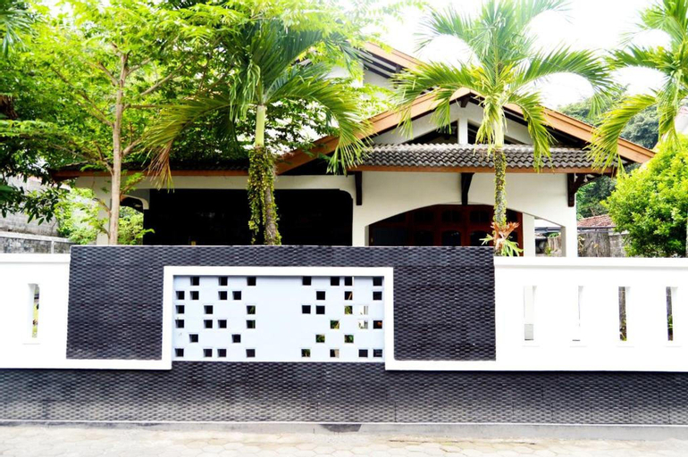 Exterior & Views 1, Garden Yard Homestay Jogja (family only), Sleman