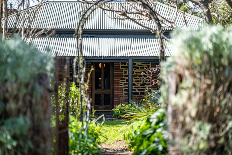 Secret Garden - Luxury Cottage - Giant 85inch TV, Adelaide