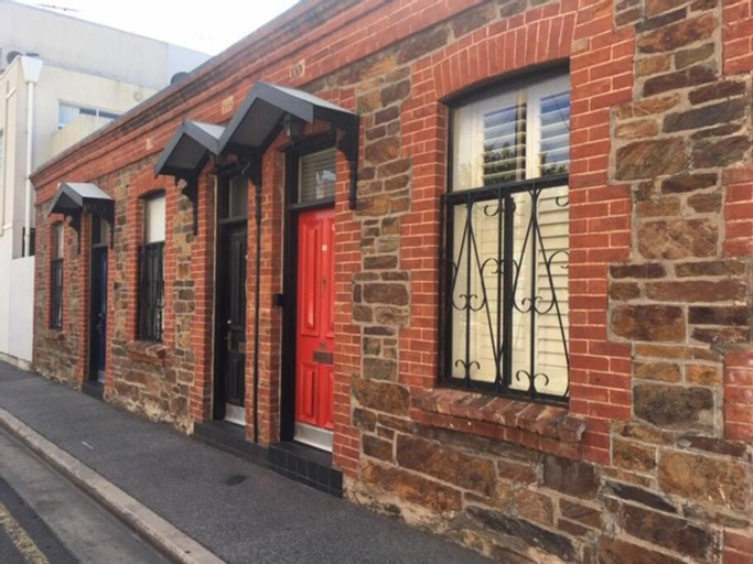 Modern Central China town Home - Free Carpark, Adelaide