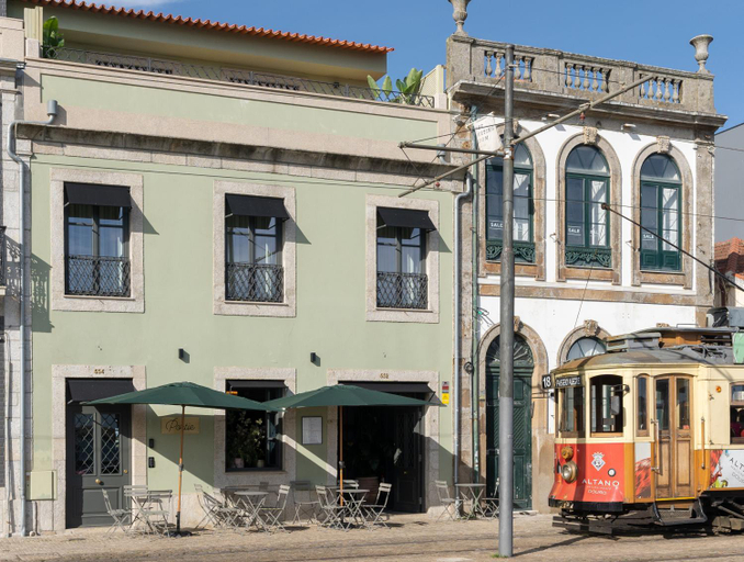 Exterior & Views