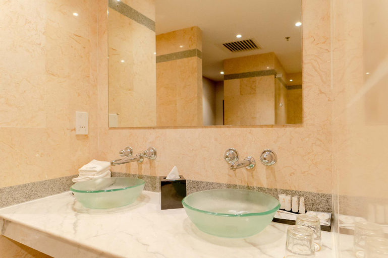Bathroom 10
