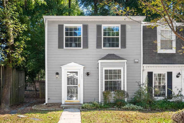 Cozy End Unit Townhouse 1 Mile from Downtown Cary, Wake