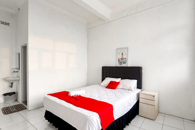 RedDoorz Syariah @ Neu Hostel Cisarua Lembang, Bandung