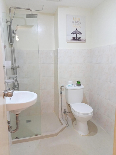 Bathroom 2, Cozy Condo + Pool • Karaoke • 65" TV • Samal Ferry, Davao City