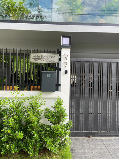 Bann Chidtha family suite full kitchen near Suvarnabhumi Airport, Saphan Sung
