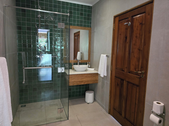 Bathroom 4, Cote Cedres