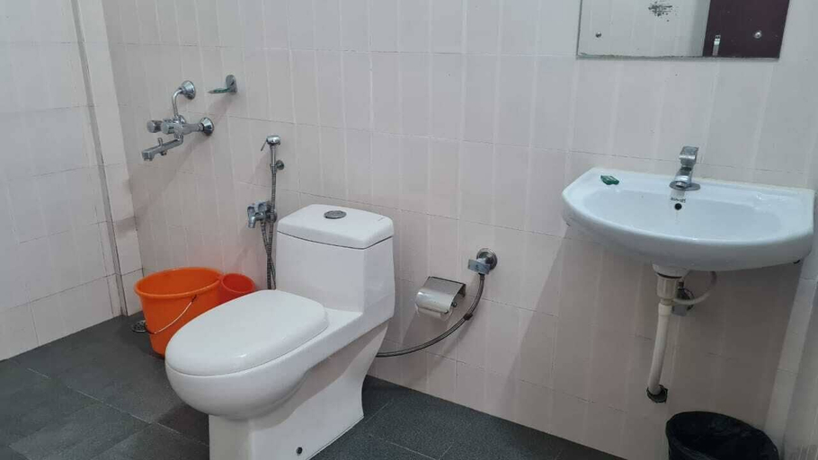 Bathroom 3, Hotel Exotica Squares Beach Resort, South Andaman