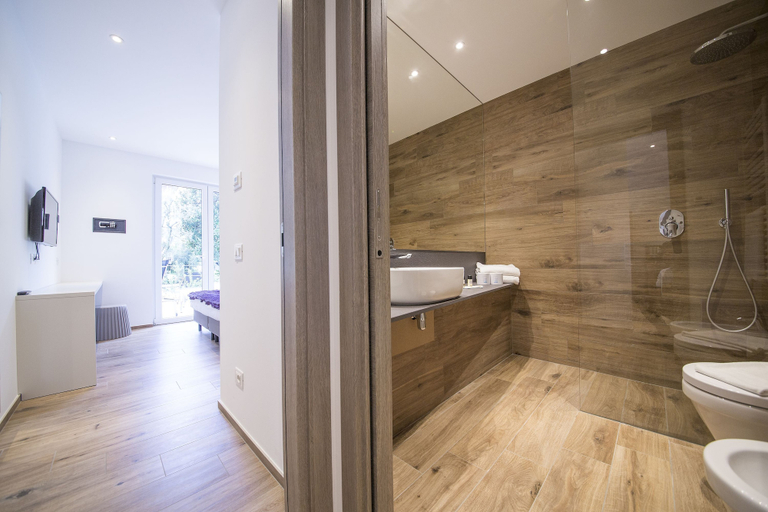 Bathroom 5, Riva Lake lodge, Trento