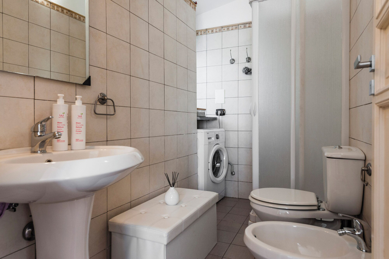 Bathroom, City Cottage with Garden & Pool, Catania