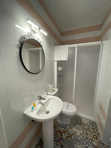 Bathroom 2, HOSTAL LA CRUZ 1872, Cádiz