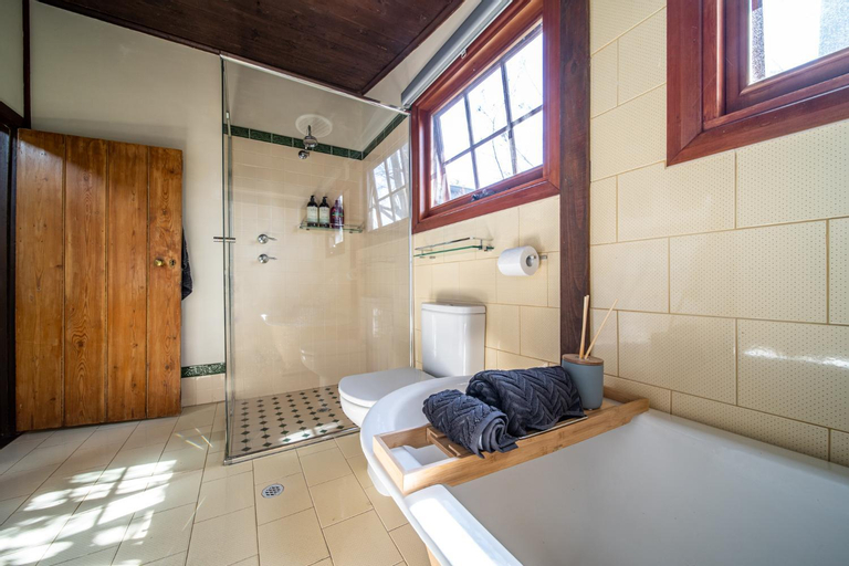 Others 4, Secret Garden - Luxury Cottage - Giant 85inch TV, Adelaide