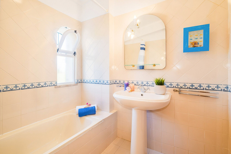 Bathroom 3, Villa Menorca, Silves